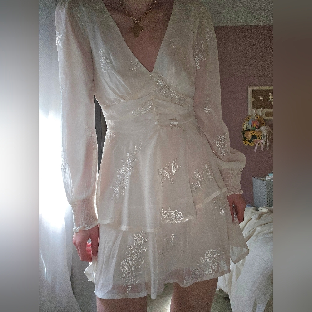 Francescas Elegant White Floral Mini Dress - V-Neck Long Sleeve
